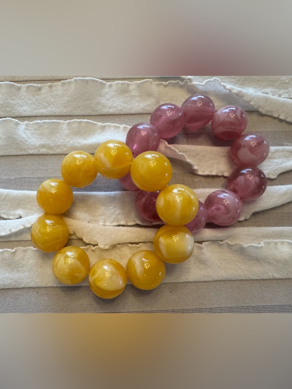 Set of 2 Vintage 1970s Boho Chunky Large Beaded Bracelets Pink Yellow Marbled - Picture 1 of 4